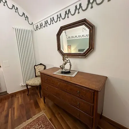 Elegant In A Historic Building, Just A Few Steps From The Duomo Apartment