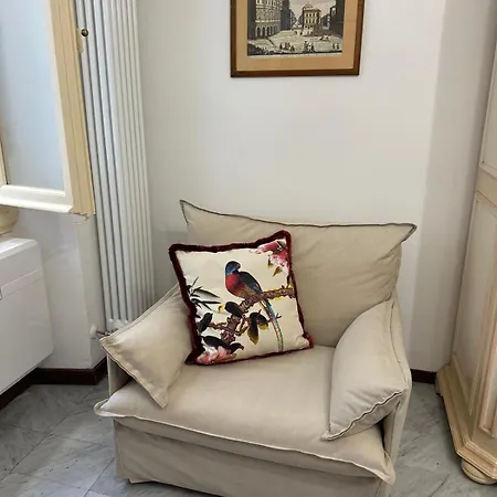 Elegant In A Historic Building, Just A Few Steps From The Duomo Apartment